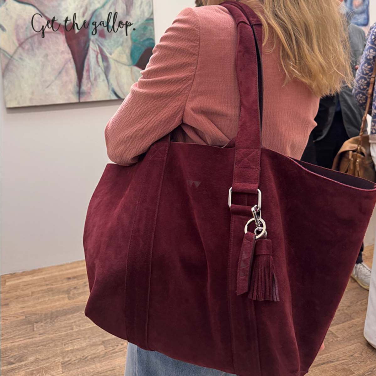 Tidlös elegans: Upptäck Hay Bag Medium i mörkbrun och burgundy mocka