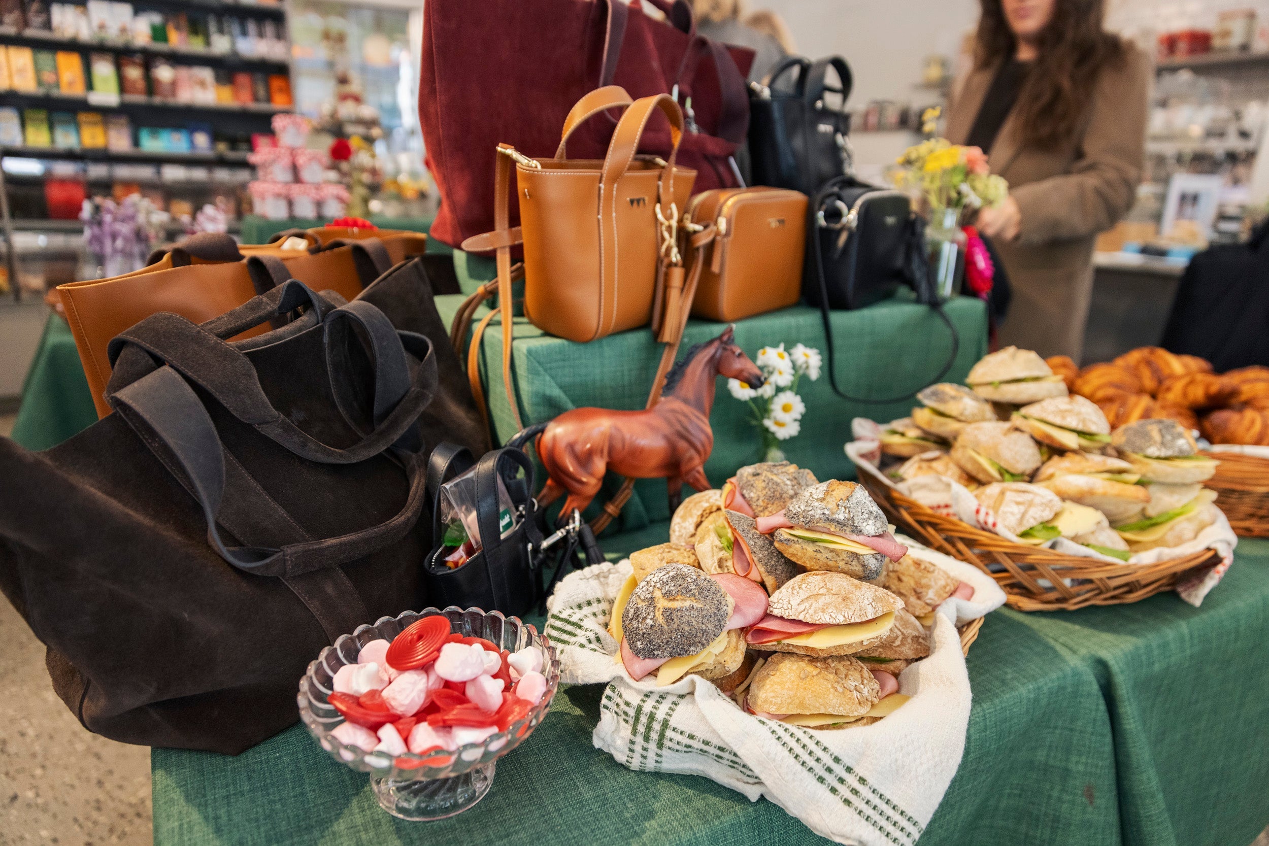 Godis till frukost och massor med väskor!