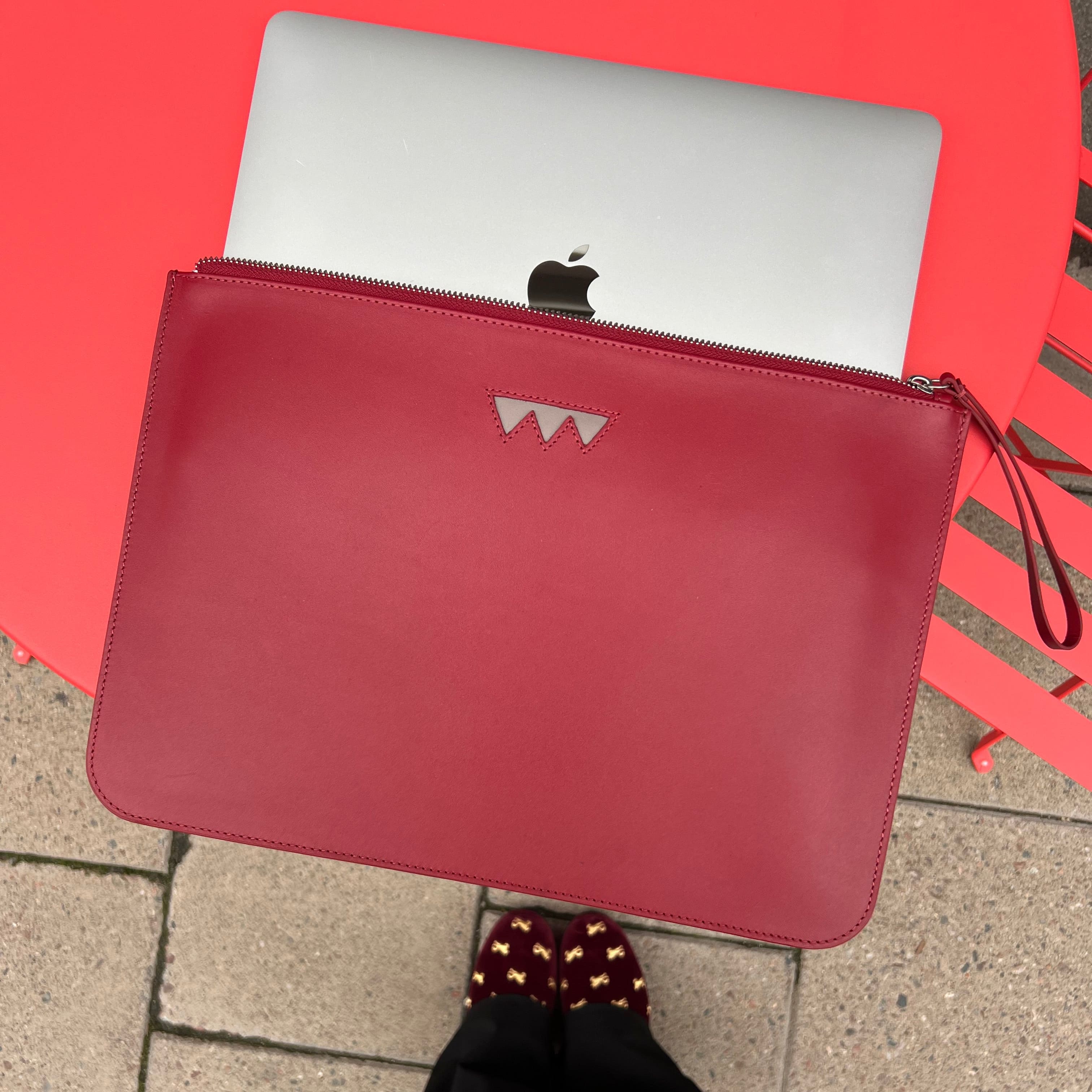 GettheGallop_Laptopcase_Red_Sharktooth.jpg