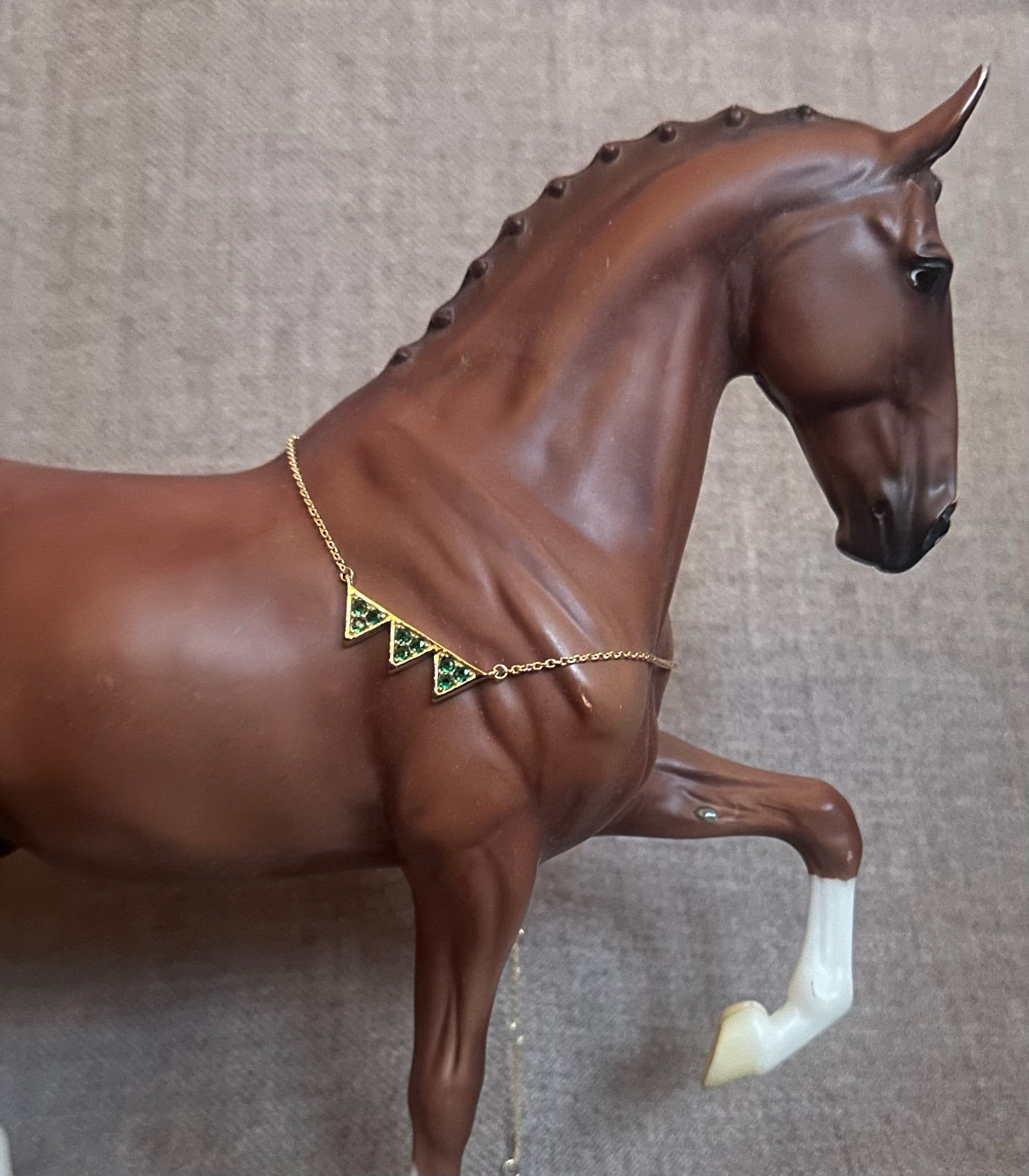 Get the Gallop Halsband - Guldpläterad & Gröna stenar