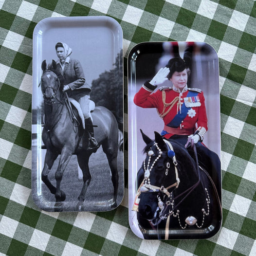 The Queen and her horses  - set of 2 trays