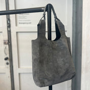 The Shopper – Graues Wildleder