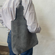 The Shopper – Graues Wildleder