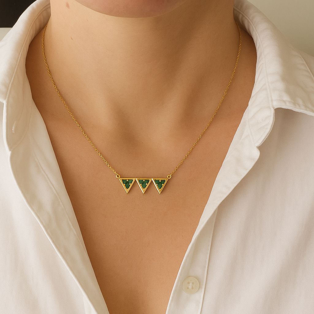 Get the Gallop Necklace - Goldplated & Green stones